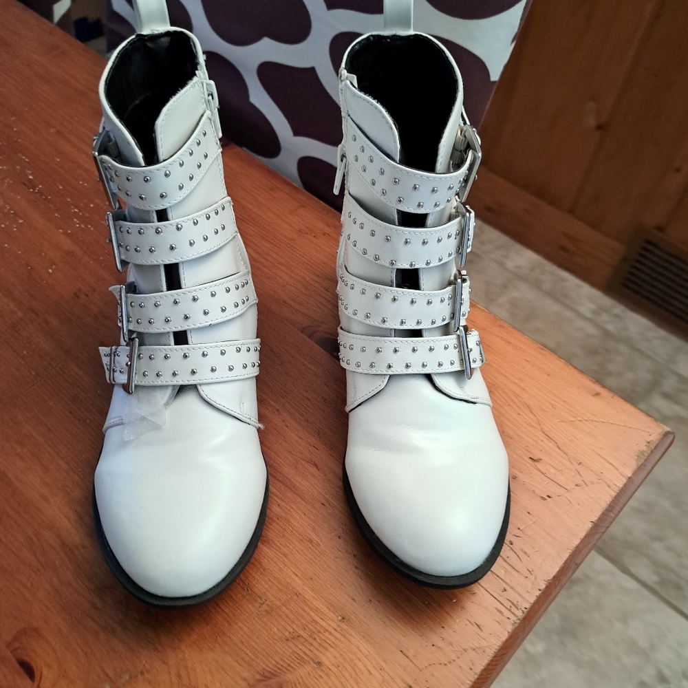 White qupid sz 8